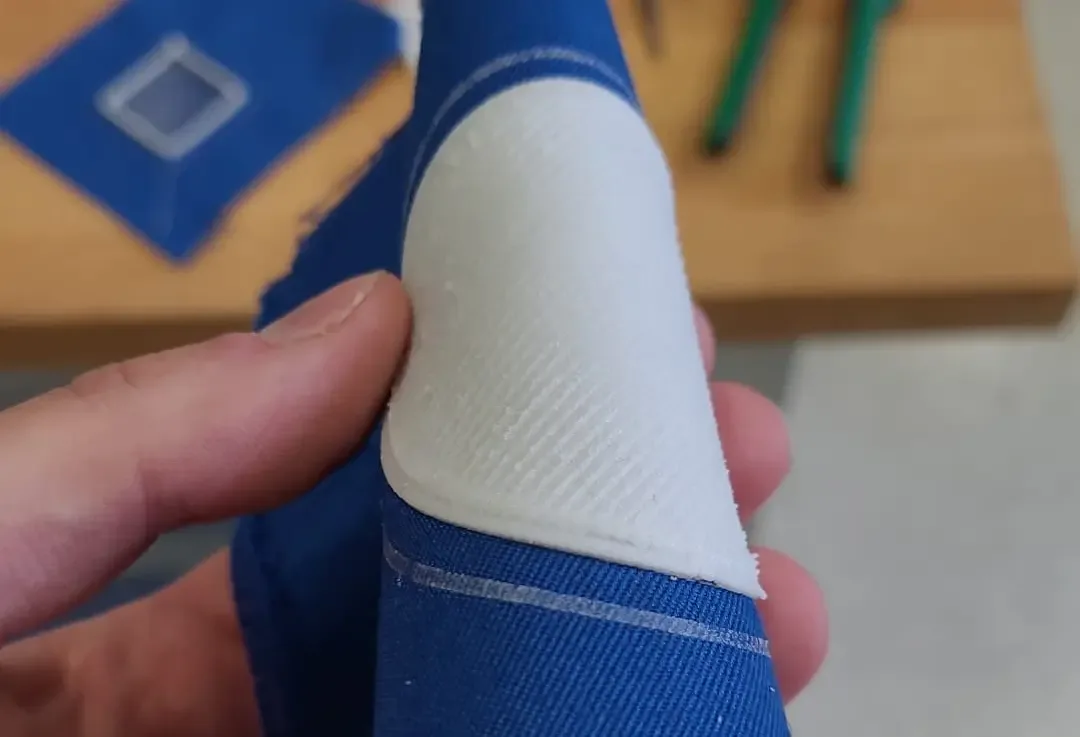 Im 3D-Druck direkt auf blaues Textil gefertigte Dämpfungspolsterung aus geschäumtem TPE – Schutzausrüstung von der S2S Systemdrucker GmbH