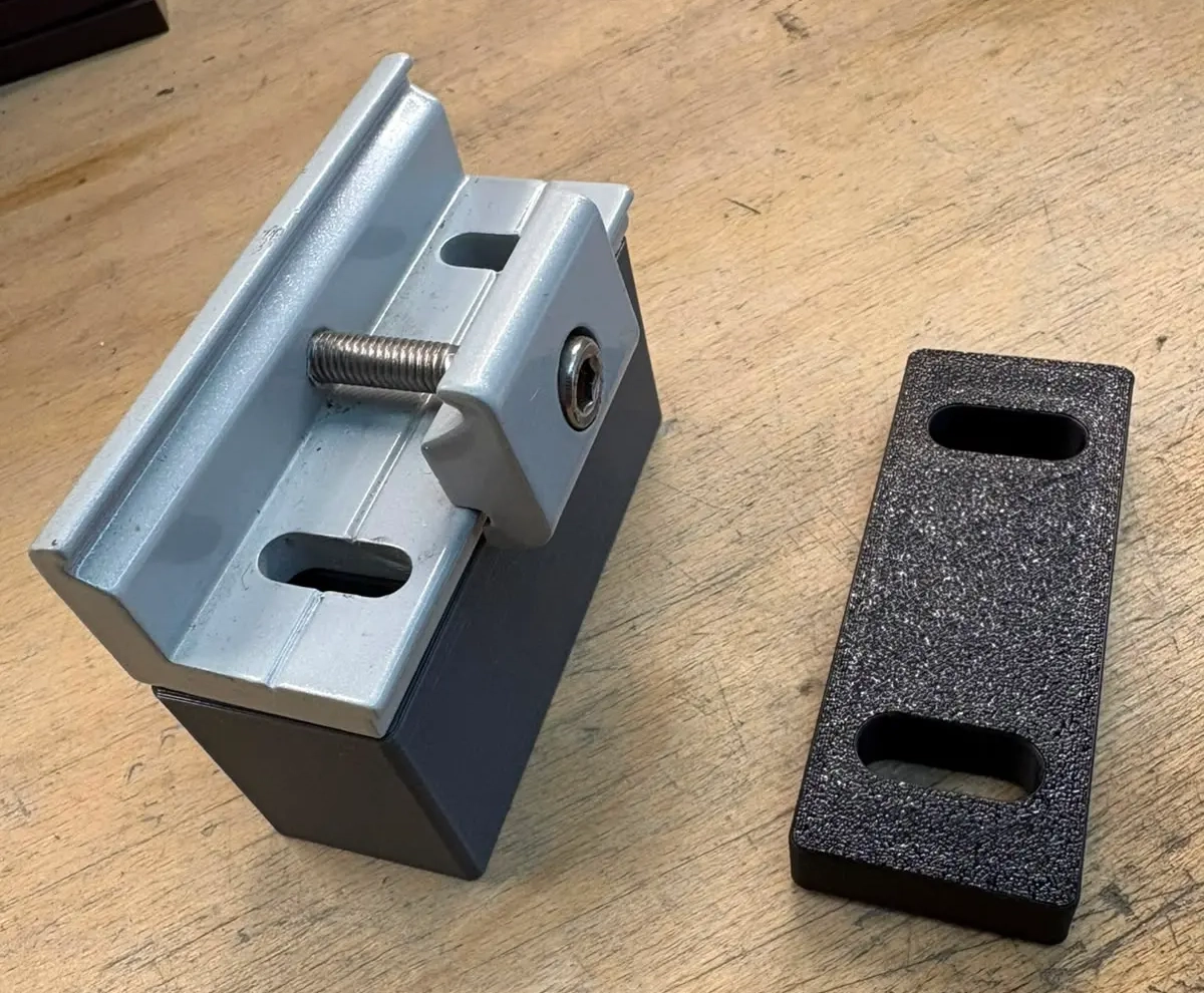 Im 3D-Druck gefertigte Montagehilfe mit Langlöchern neben einem Aluminium-Profilhalter aus der Lohnfertigung der S2S Systemdrucker GmbH