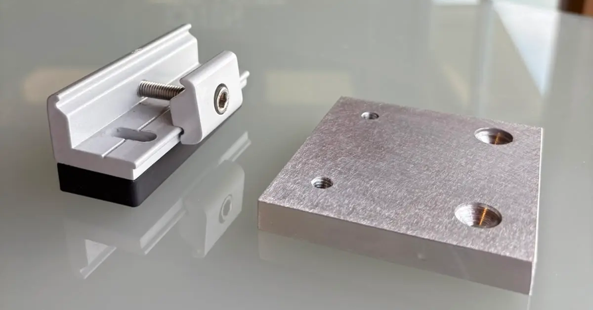 3D-gedrucktes Bauteil und Aluminium-Referenzteil aus der additiven Lohnfertigung der S2S Systemdrucker GmbH